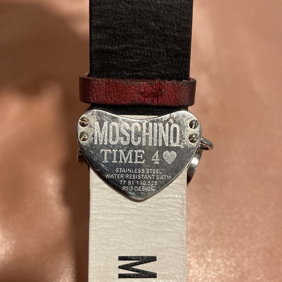 MOSCHINO heart-shaped watch with peace sign charm and red shiny strap - Picture 4 of 12